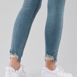🌻 Hollister Curvy Mid-Rise Super Skinny Jeans 🌻